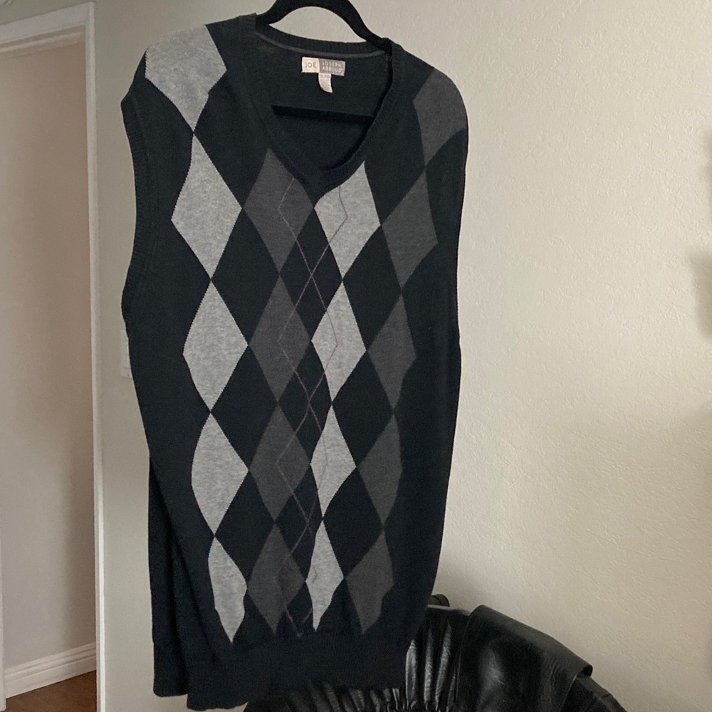 Men's V-Neck Argyle Sweater - Black and Gray